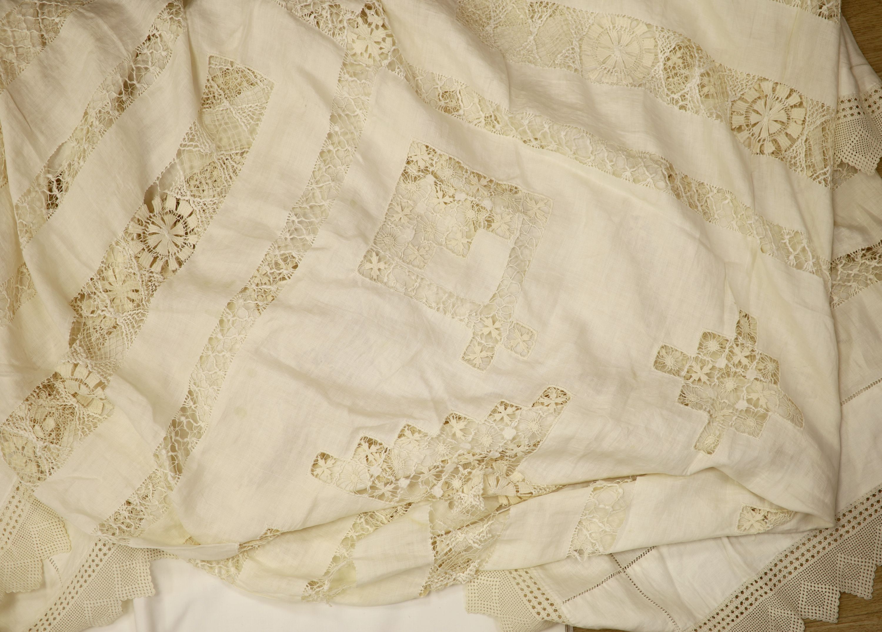 A quantity of linen, including a drawn thread cloth, crochet-edged cloths, damask and sheets